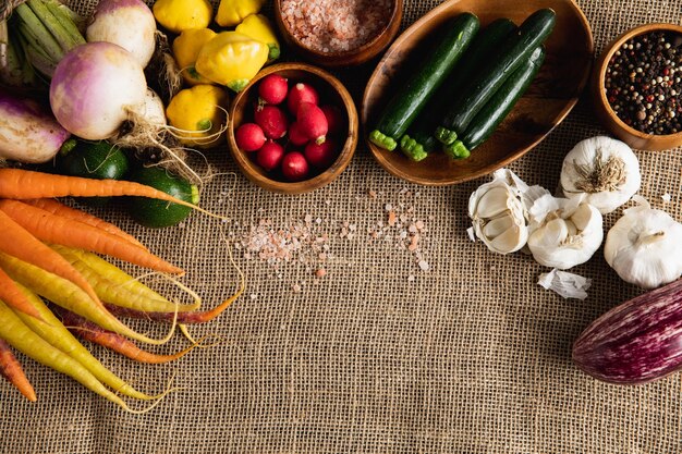 Zestaw przypraw i świeże warzywa