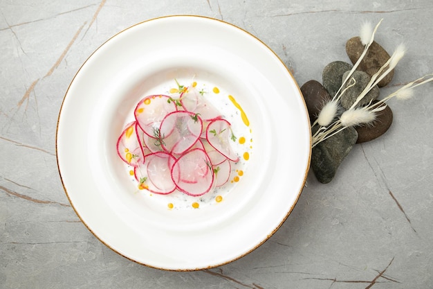 Zestaw trzech dań na talerzach