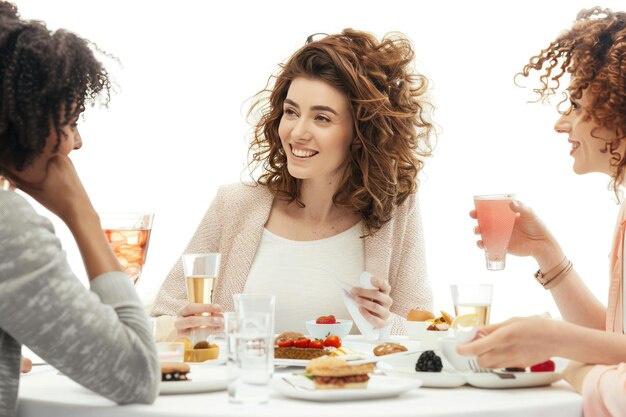 Uśmiechnięte osoby przy stole z jedzeniem